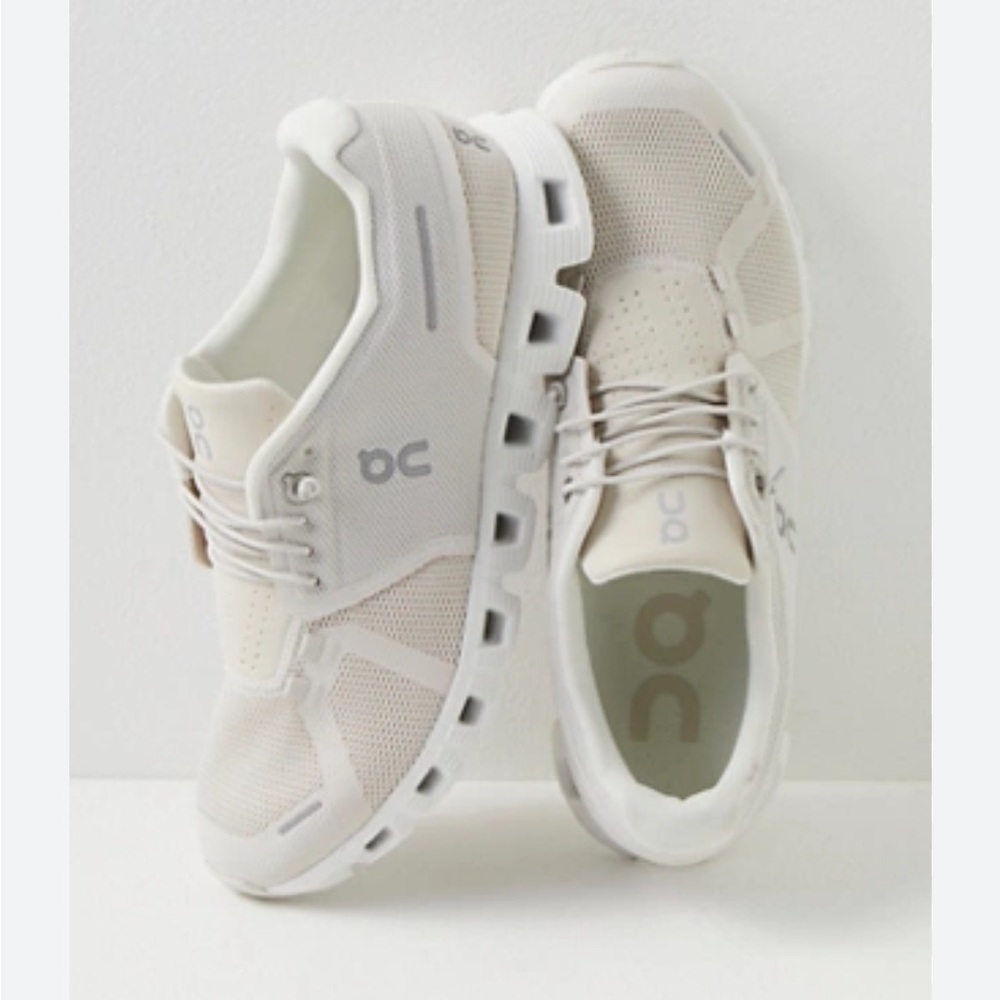 On Cloud 5 Trainers Color: Pearl / White women 8 gently used